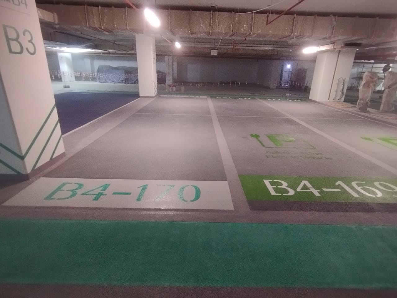 هياكل فولاذية بيضاء في المركز المالي